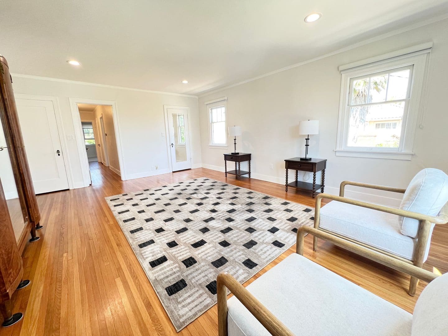 Long Beach Apartment: 4303 E 3rd St