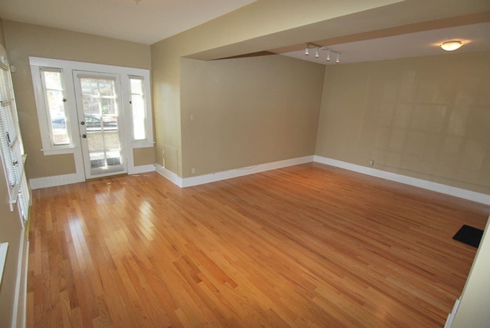 Long Beach Apartment: 210 Temple Ave