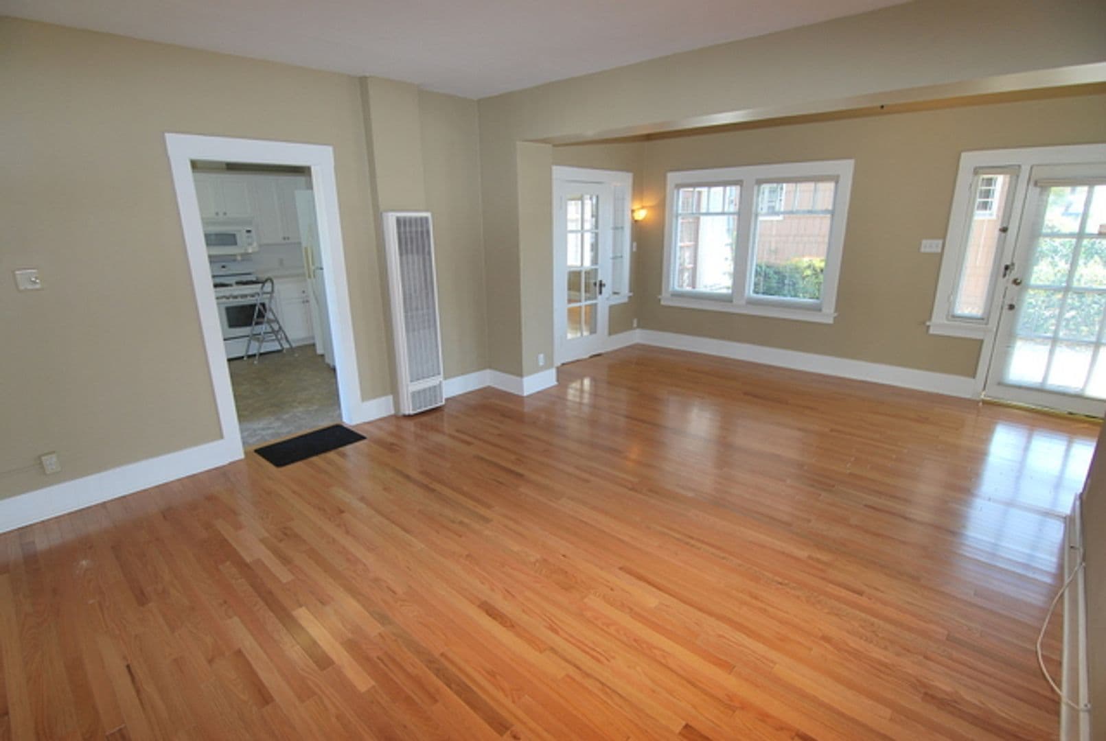 Long Beach Apartment: 210 Temple Ave