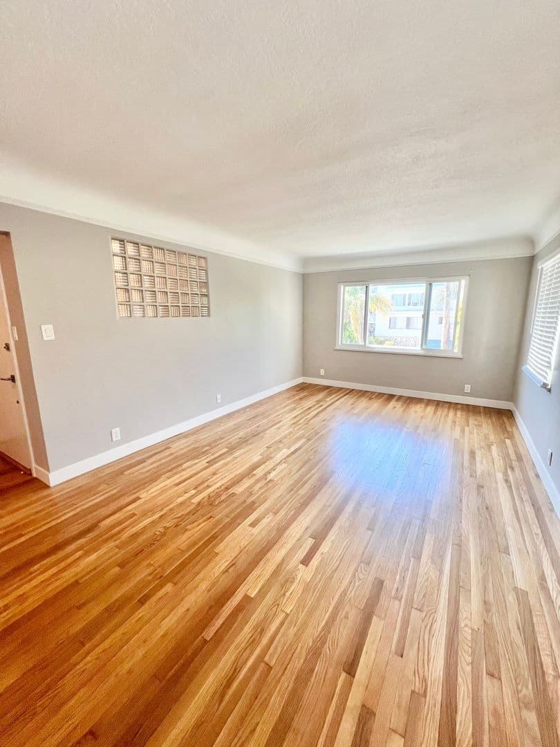 Long Beach Apartment: 106 Mira Mar Ave