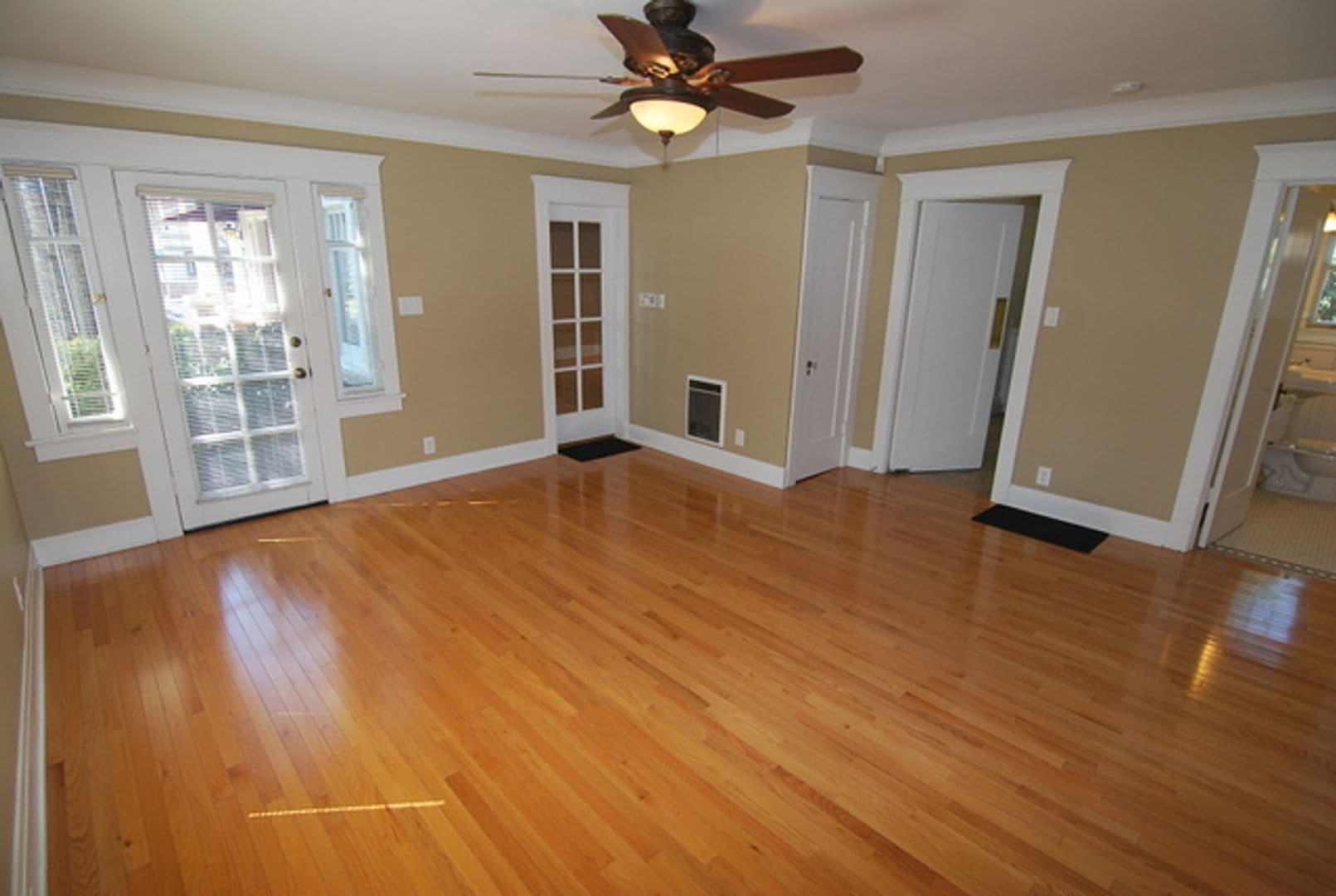 Long Beach Apartment: 210 Temple Ave
