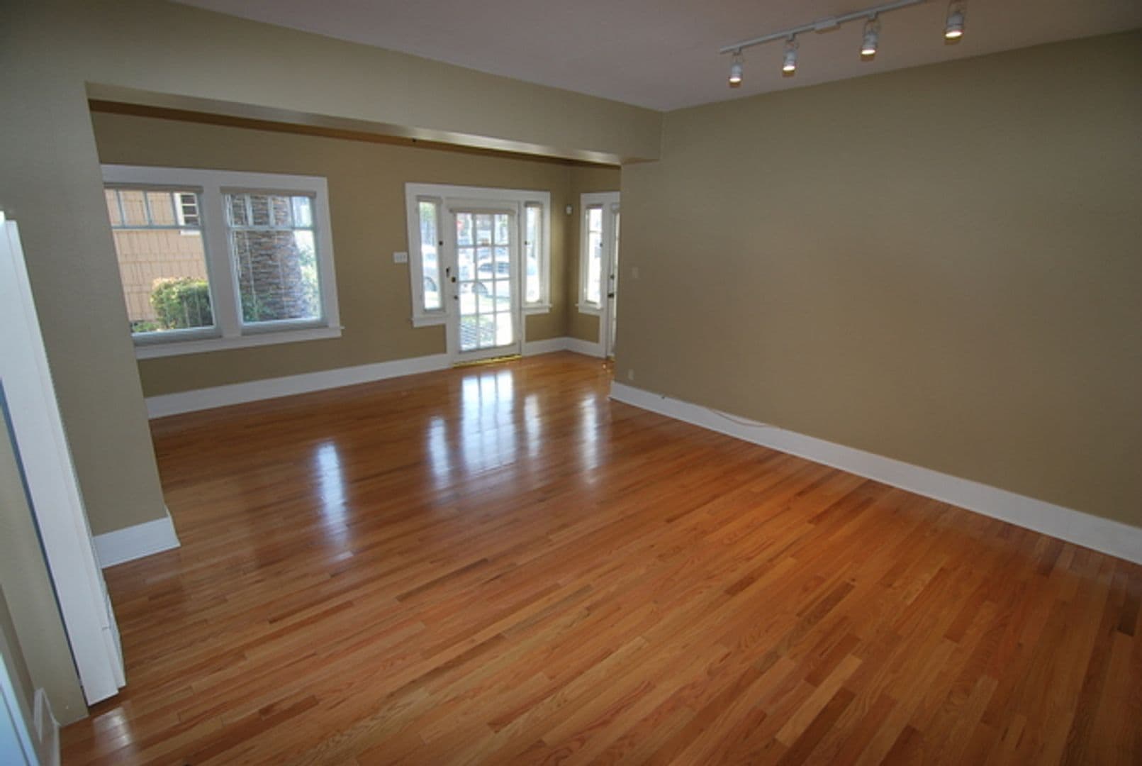 Long Beach Apartment: 210 Temple Ave