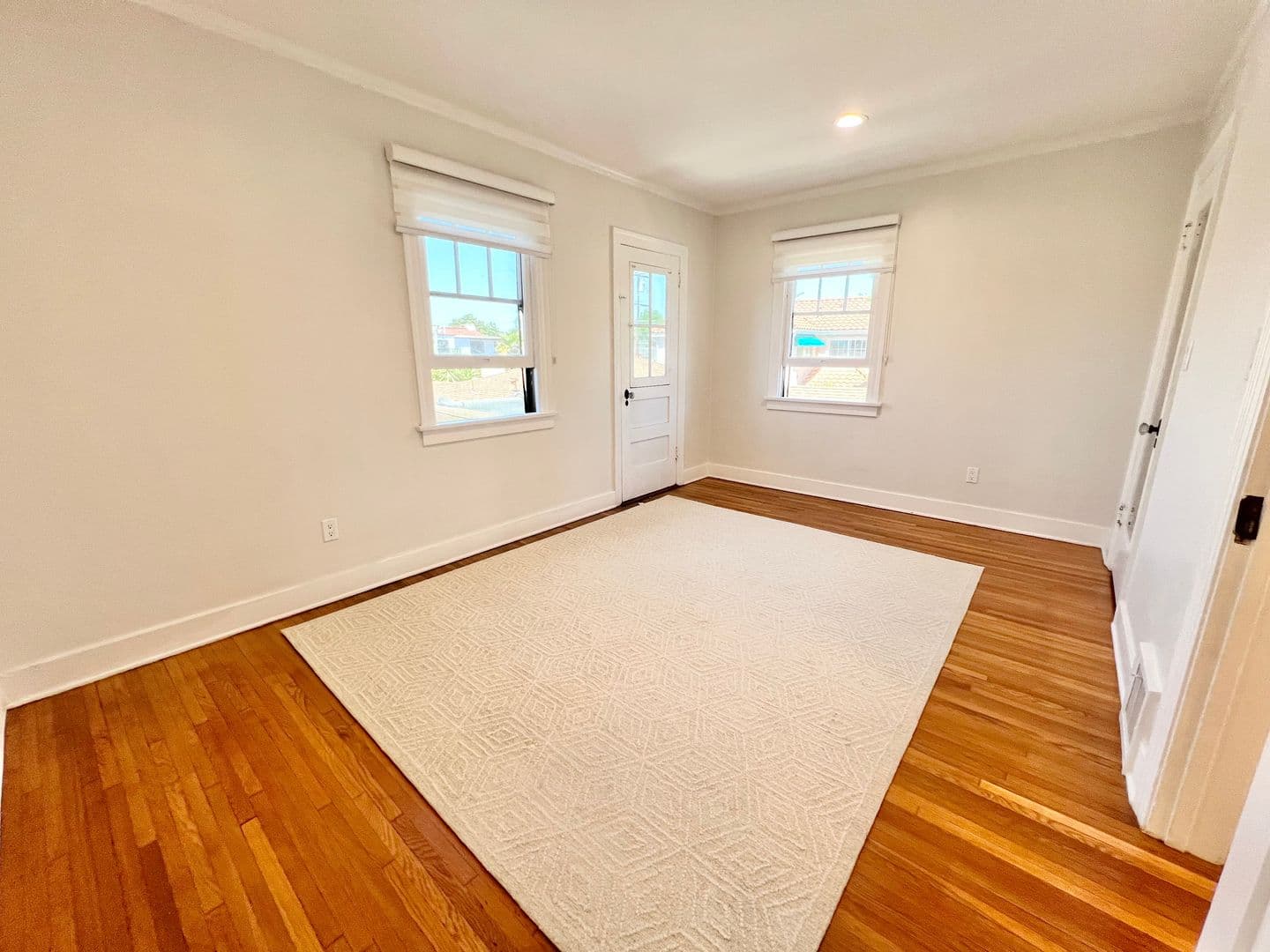 Long Beach Apartment: 4303 E 3rd St