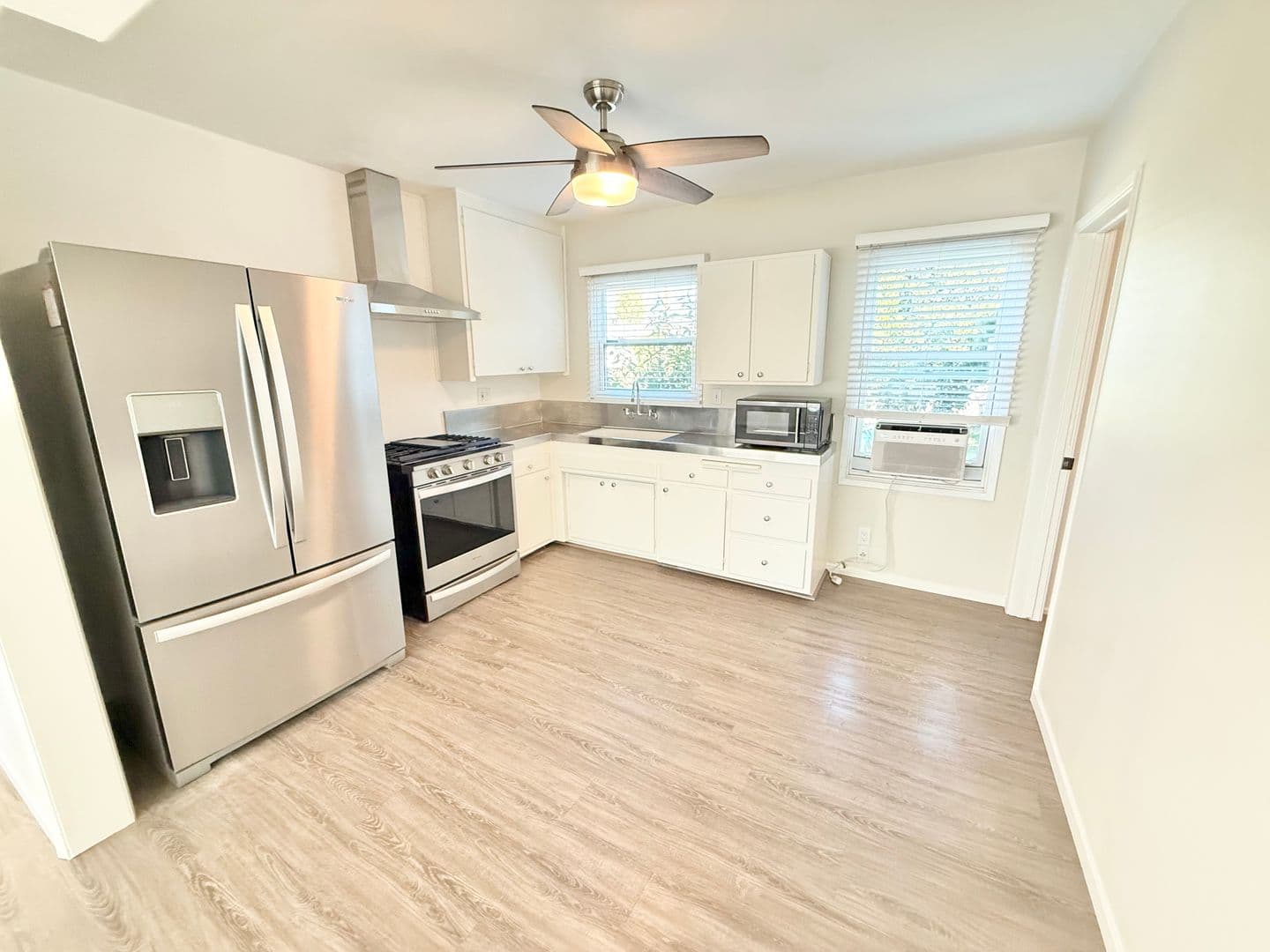 Lakewood House: 5418 Hayter Ave