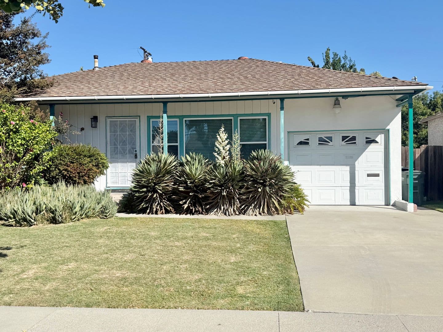 Lakewood House: 5418 Hayter Ave