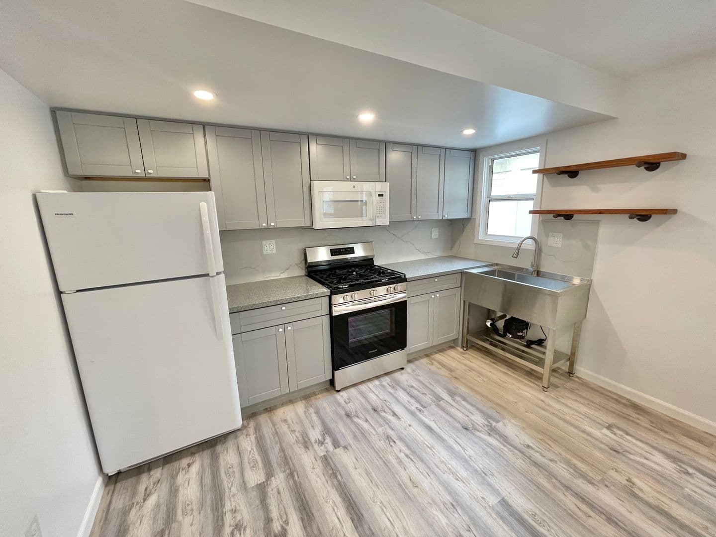 Long Beach Apartment: 45 65th Place