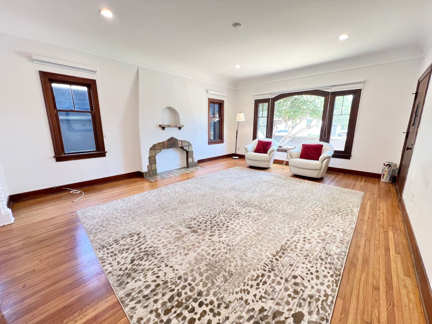 Long Beach Apartment: 4303 E 3rd St
