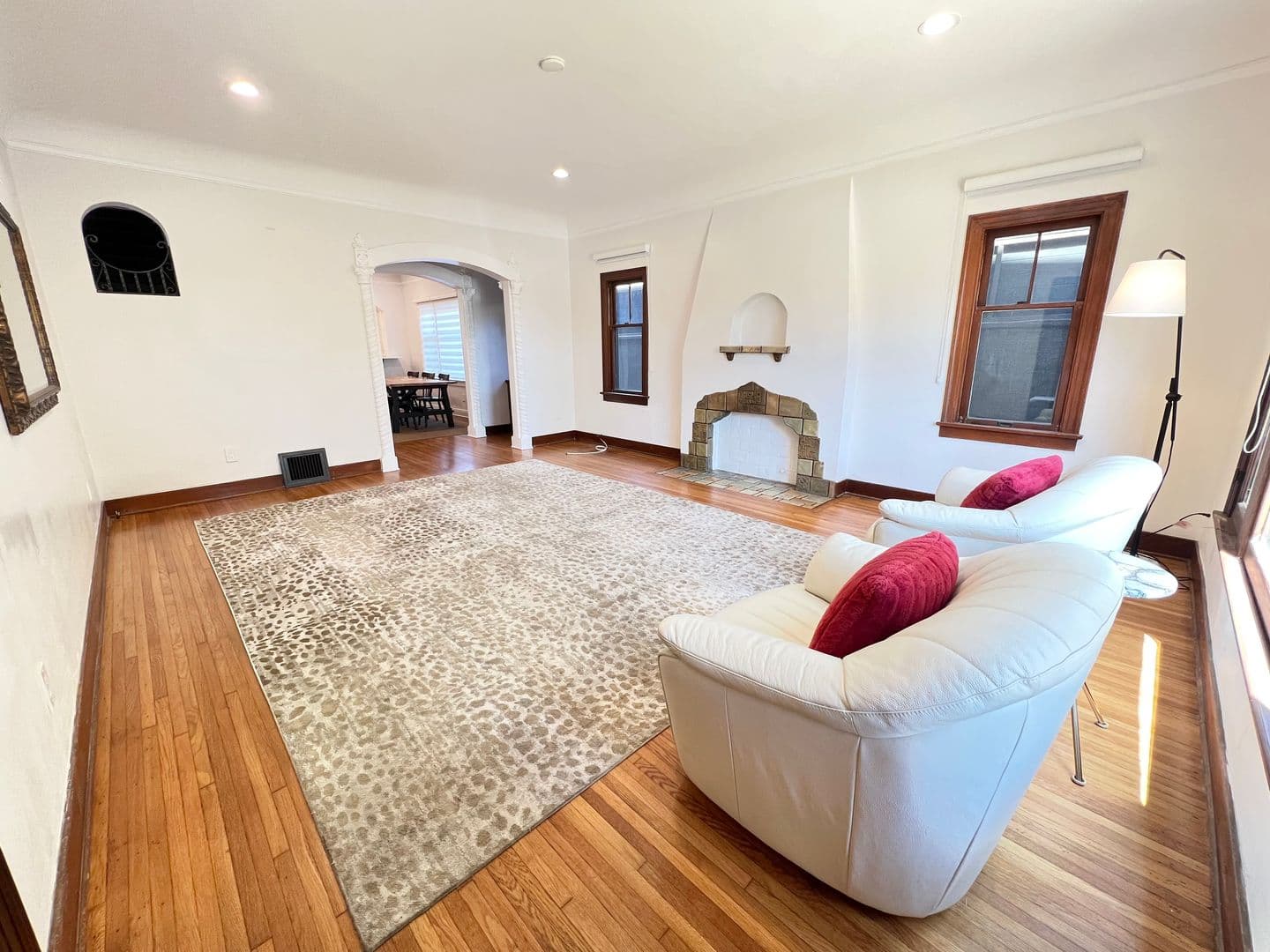 Long Beach Apartment: 4303 E 3rd St