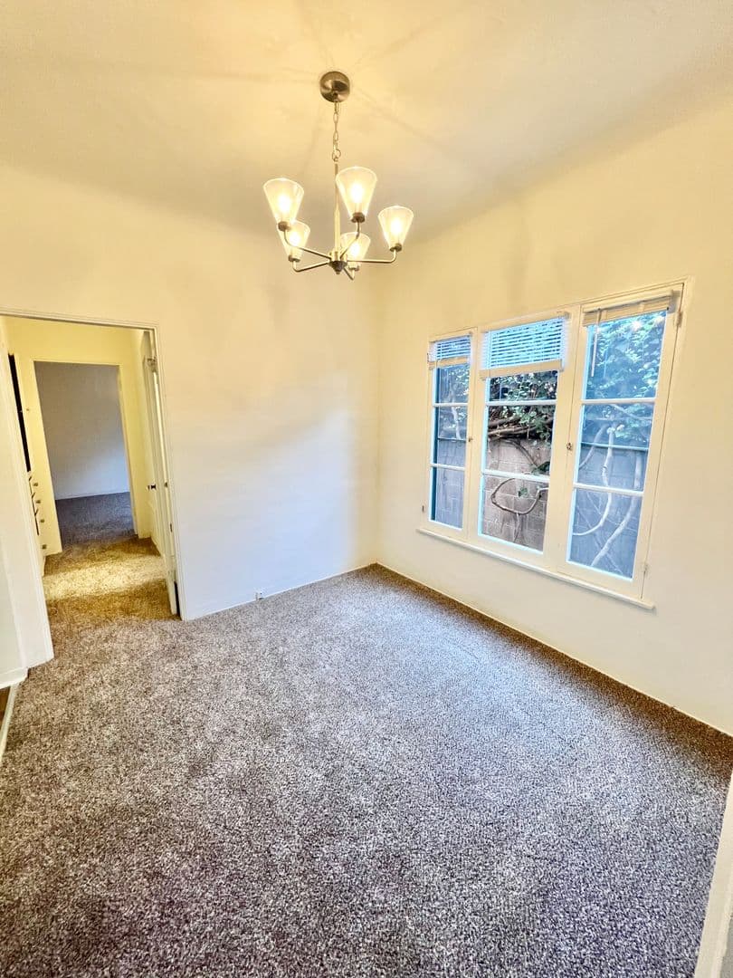 Long Beach Apartment: 658 Temple Ave