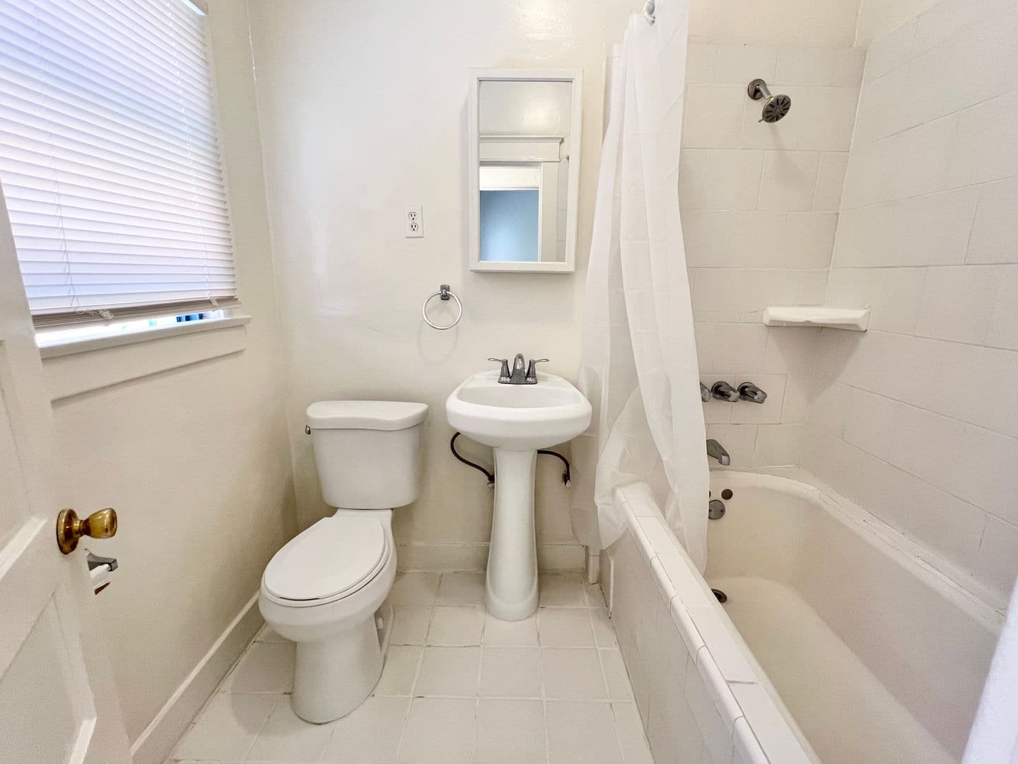 Long Beach Apartment: 318 Temple Ave