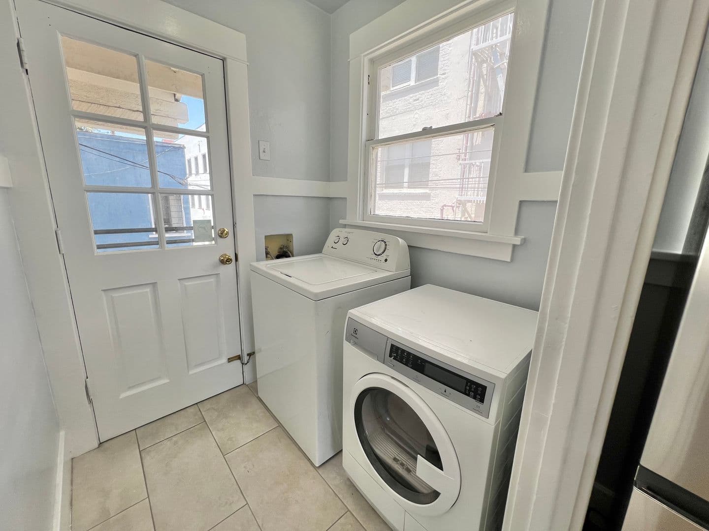 Long Beach House: 23 N Alboni Pl