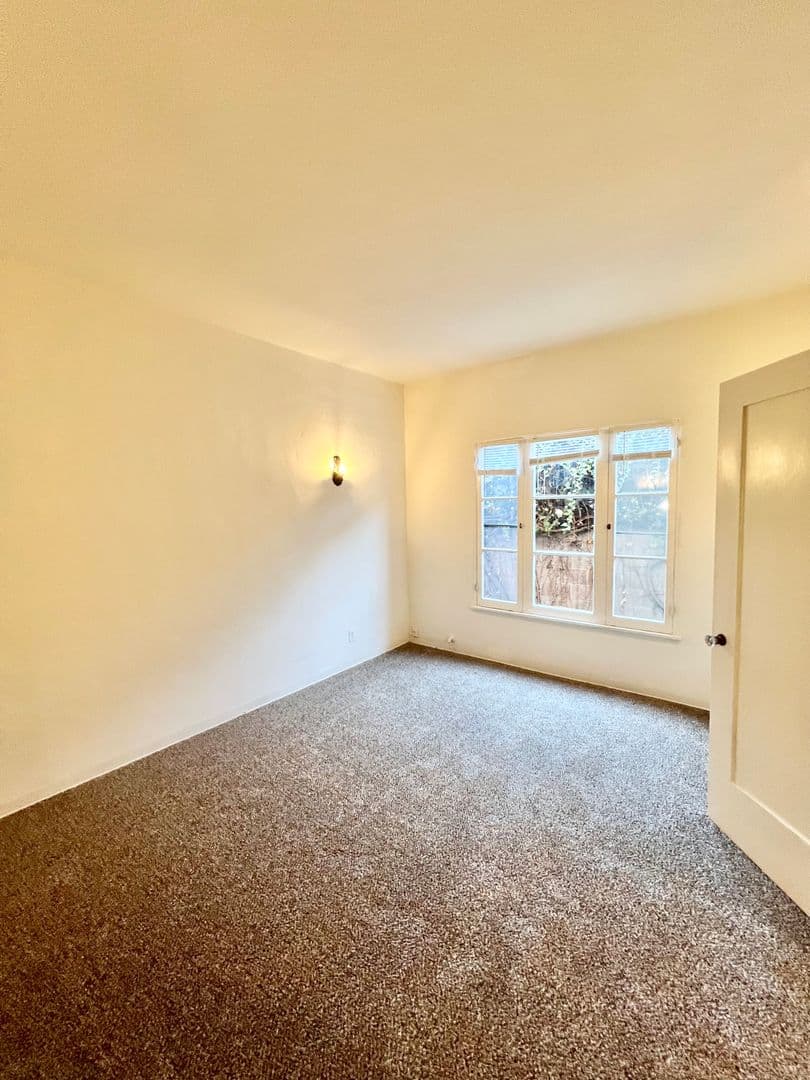 Long Beach Apartment: 658 Temple Ave