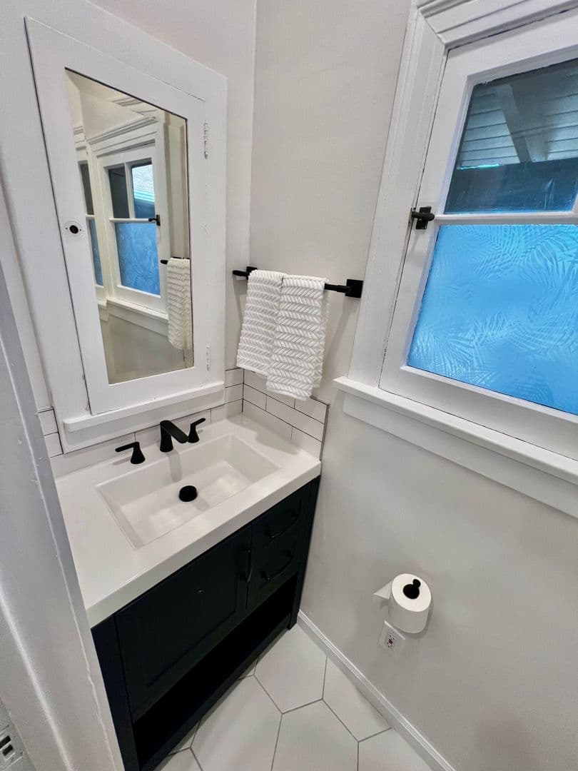 Long Beach Apartment: 4303 E 3rd St
