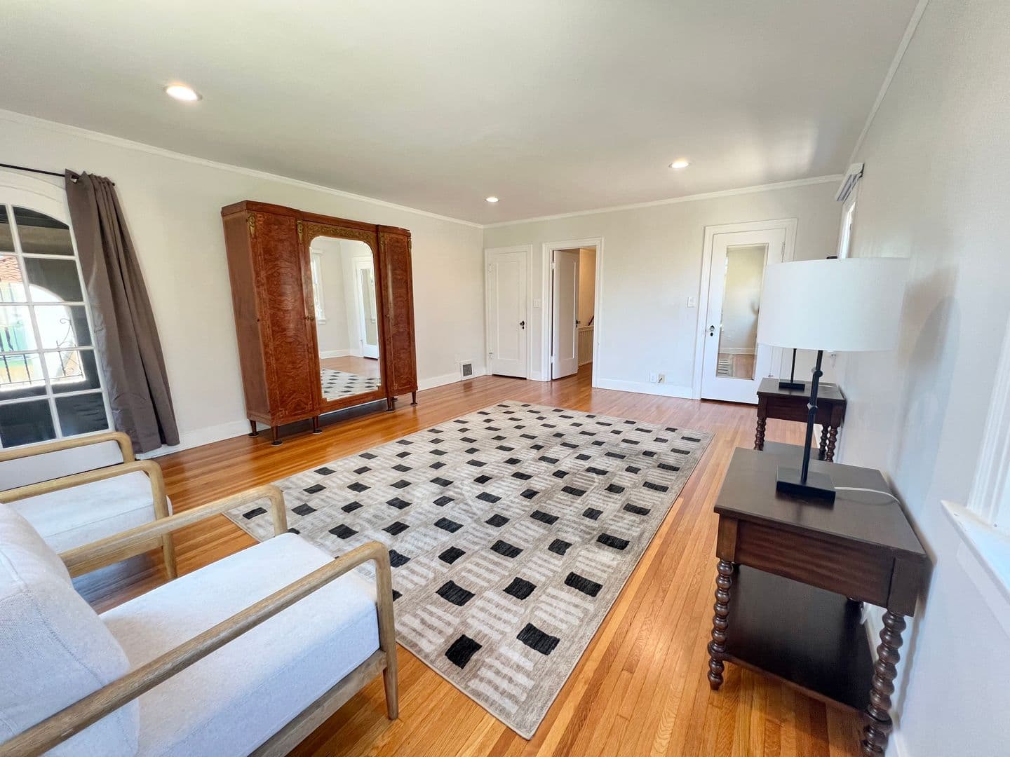 Long Beach Apartment: 4303 E 3rd St