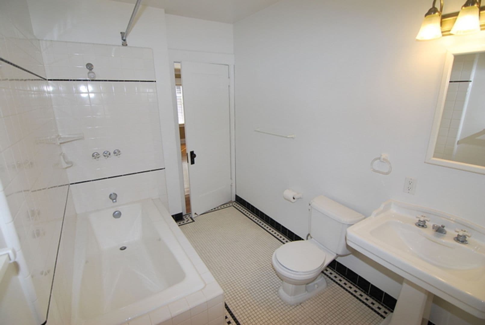 Long Beach Apartment: 210 Temple Ave