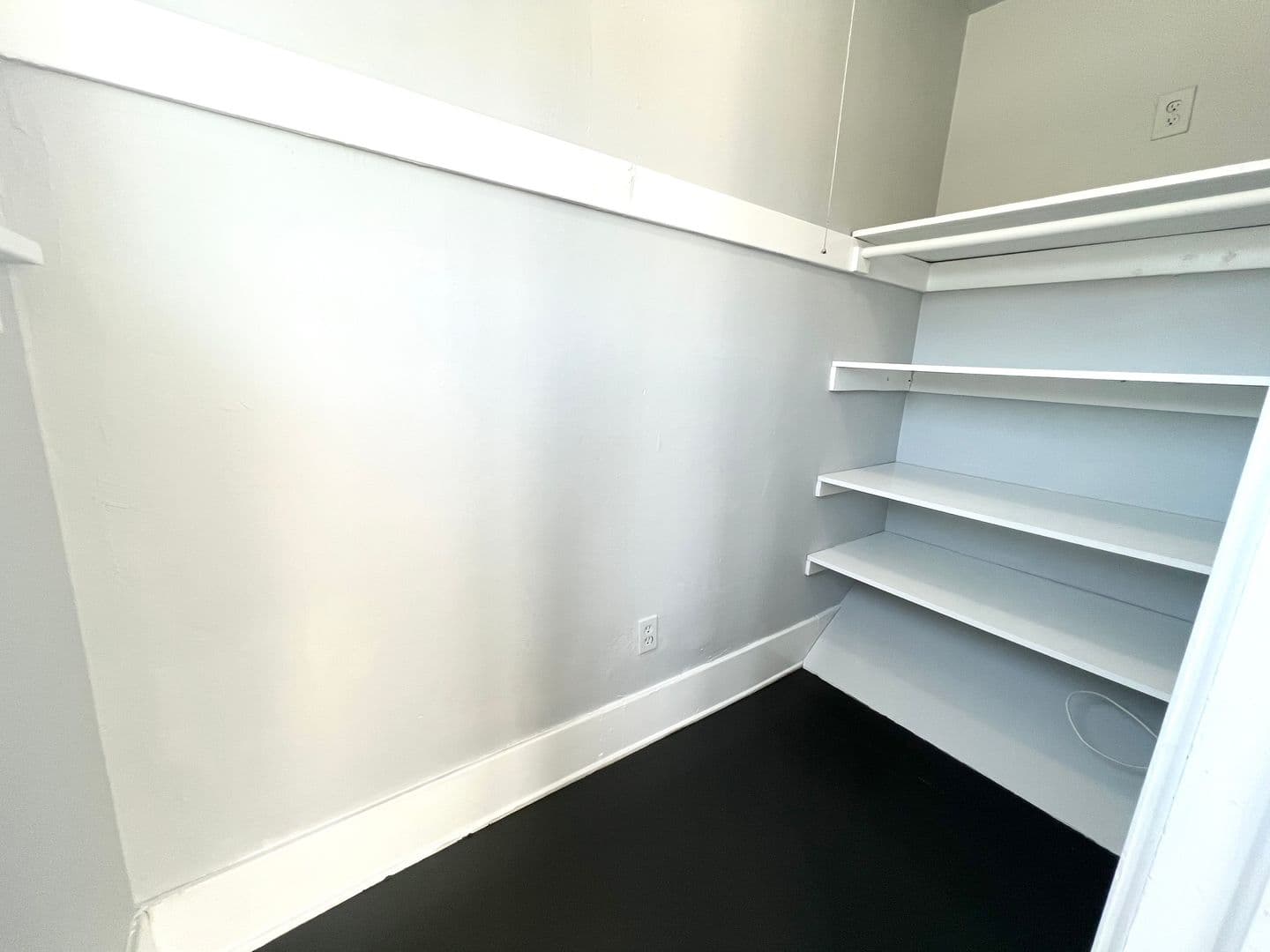 Long Beach House: 23 N Alboni Pl