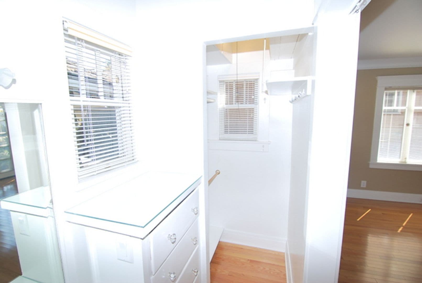 Long Beach Apartment: 210 Temple Ave