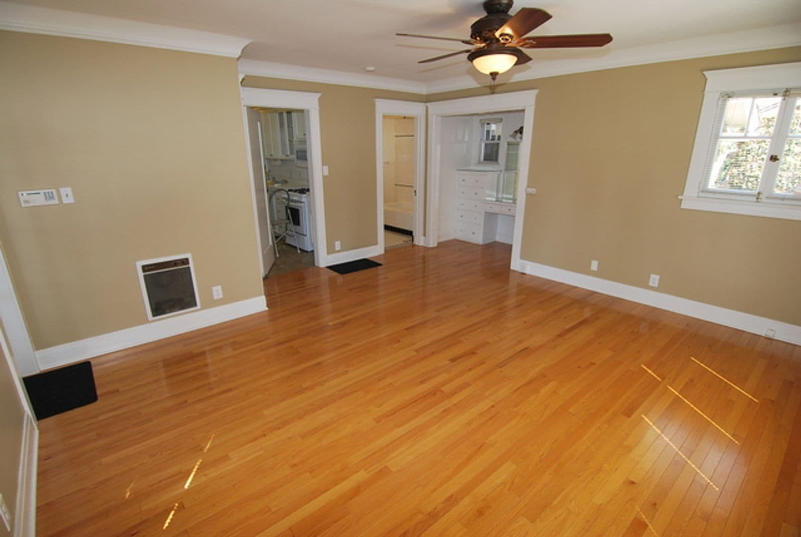 Long Beach Apartment: 210 Temple Ave