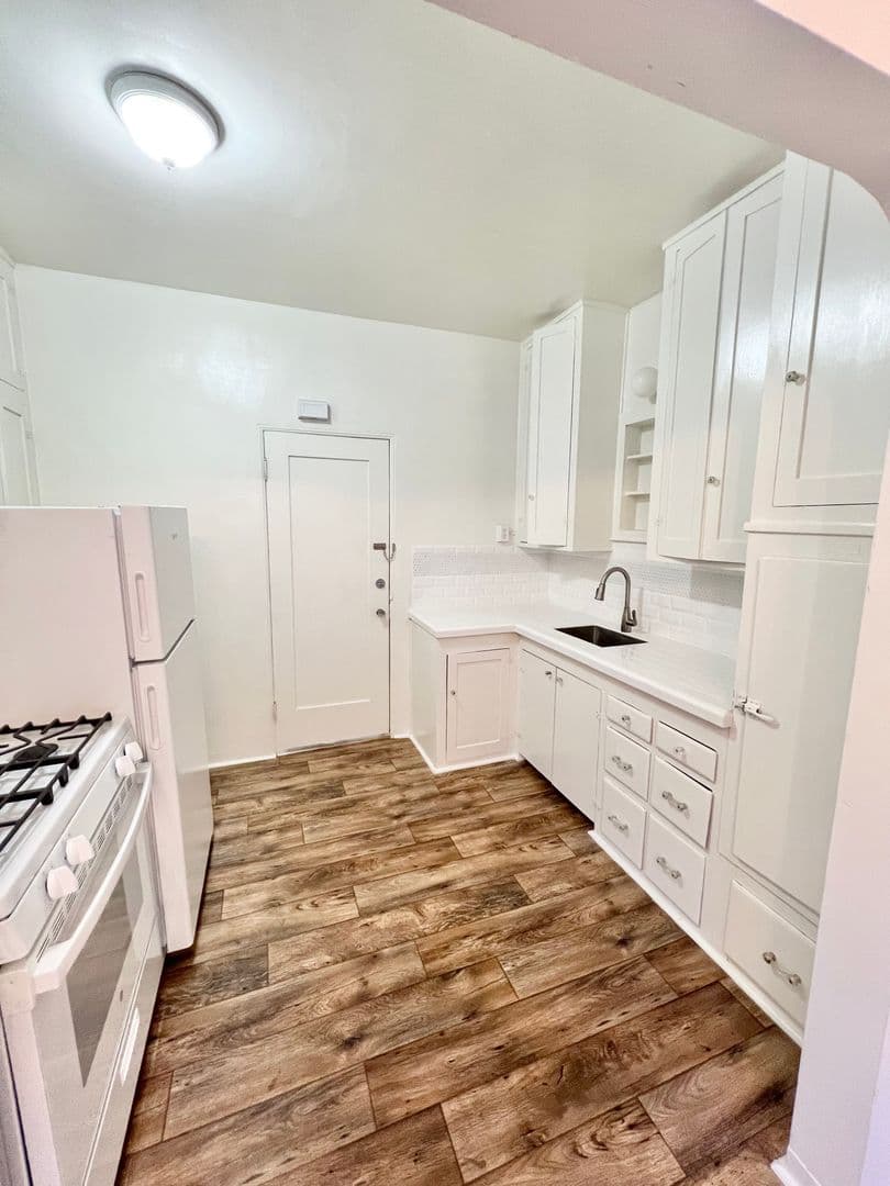 Long Beach Apartment: 658 Temple Ave