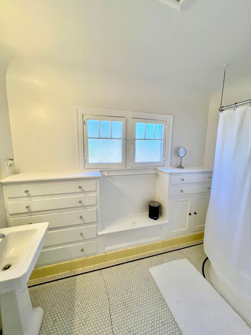 Long Beach Apartment: 4303 E 3rd St