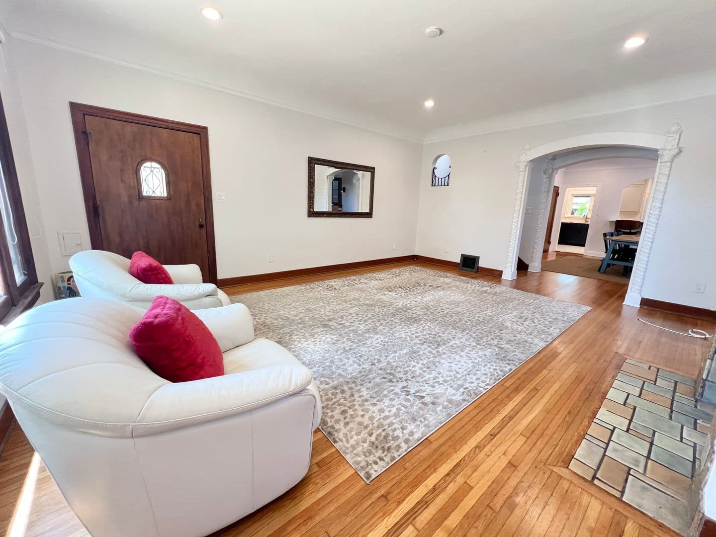 Long Beach Apartment: 4303 E 3rd St