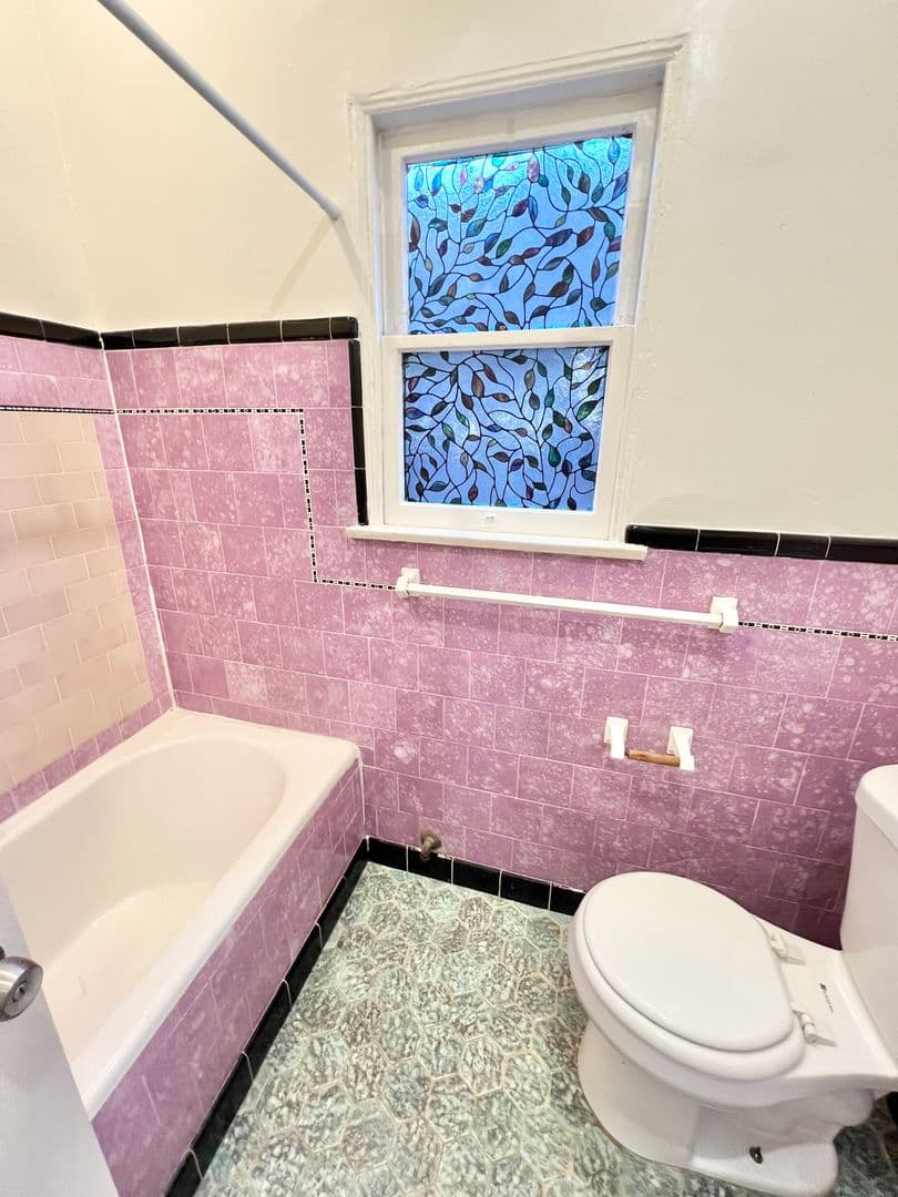 Long Beach Apartment: 658 Temple Ave