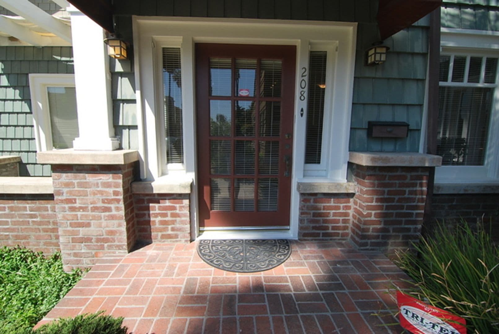 Long Beach Apartment: 210 Temple Ave