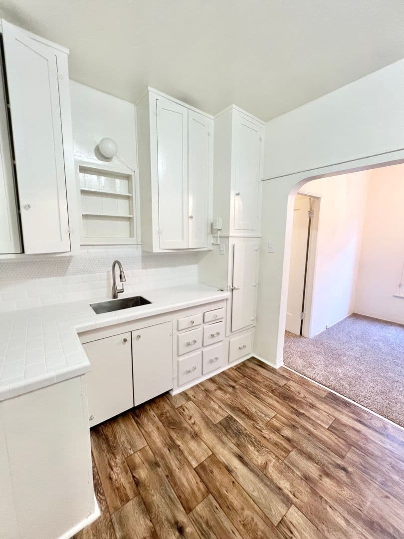 Long Beach Apartment: 658 Temple Ave