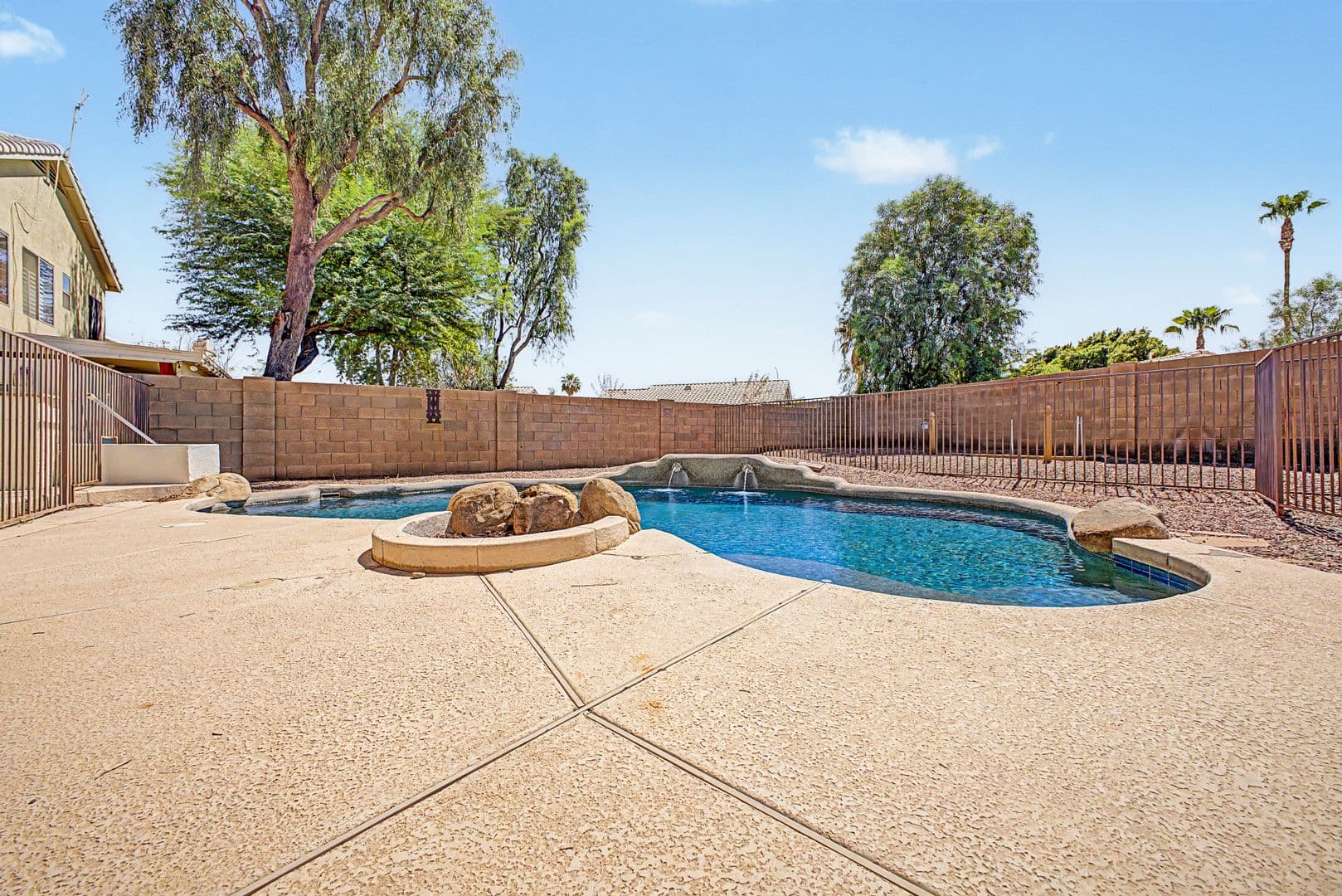 Chandler House: 1935 W Mockingbird Dr.