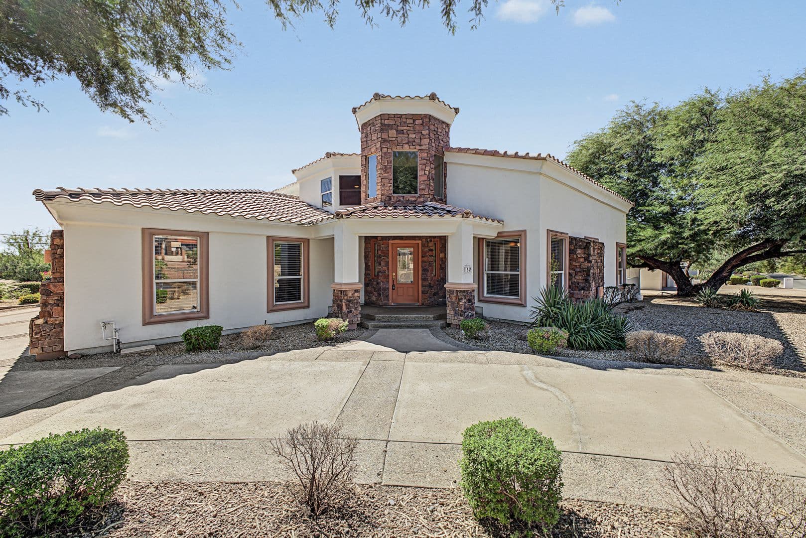 Phoenix House: 1549 E. Las Palmaritas Dr