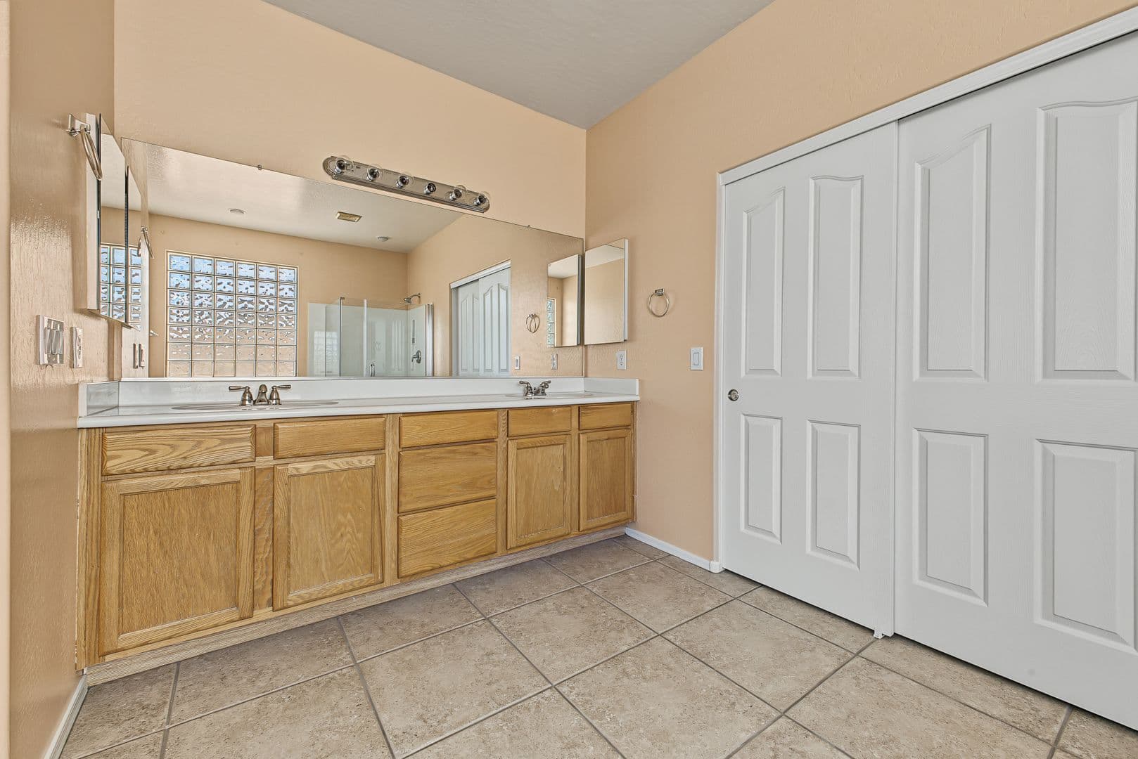 Chandler House: 152 W Hawk Way