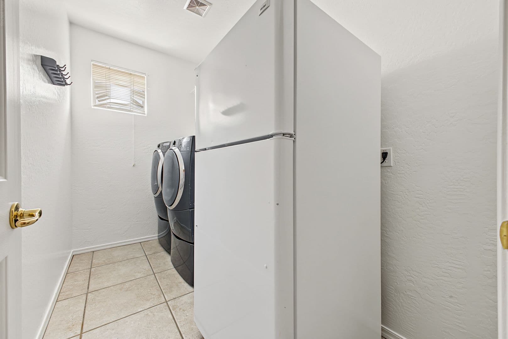 Chandler House: 152 W Hawk Way