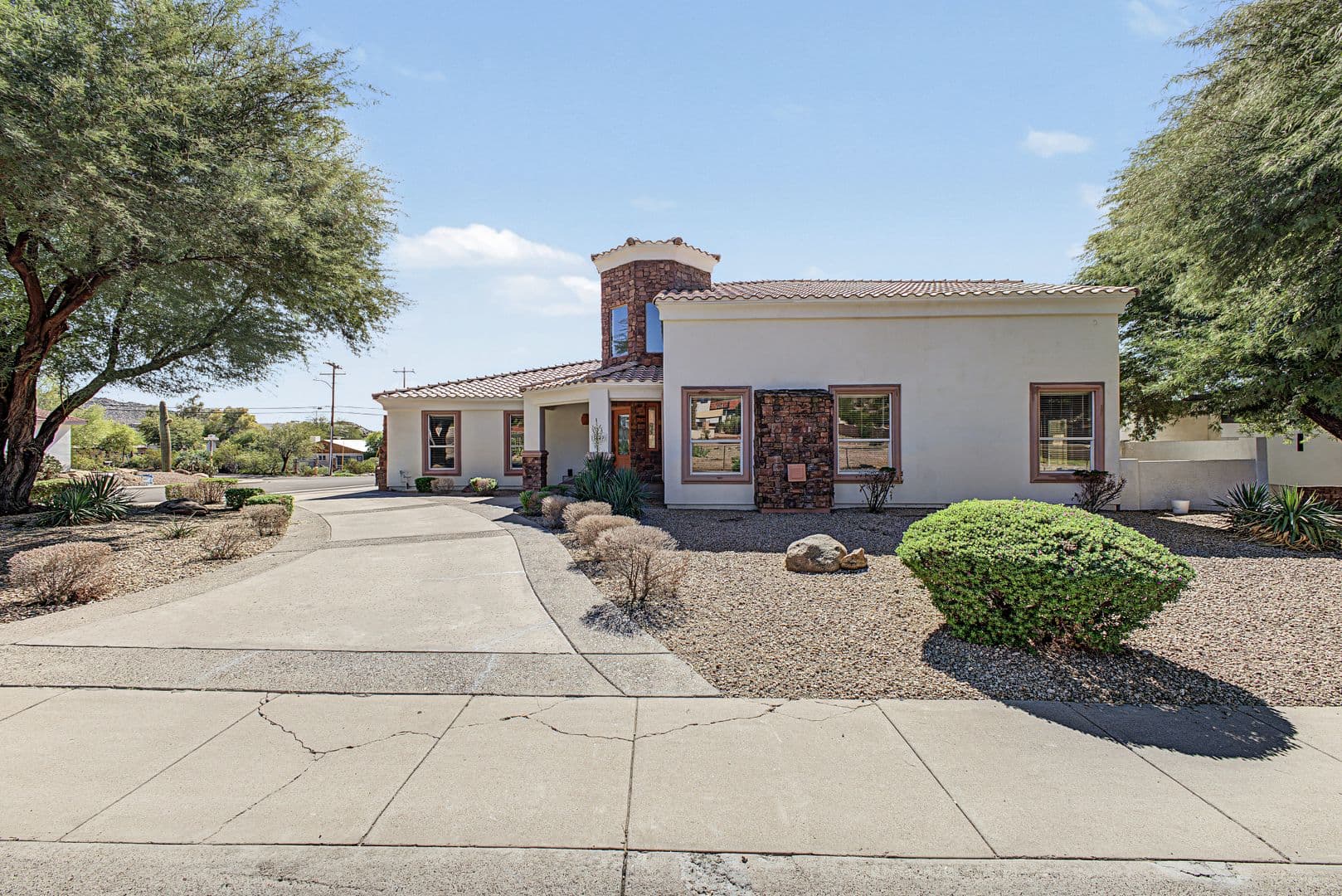 Phoenix House: 1549 E. Las Palmaritas Dr