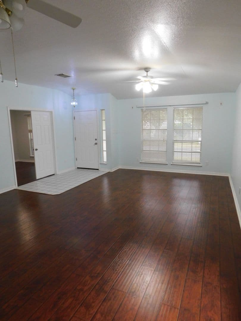Round Rock House: 1301 Leah Ln