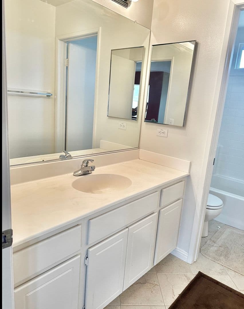Lake Elsinore House: 18468 Hillview Lane