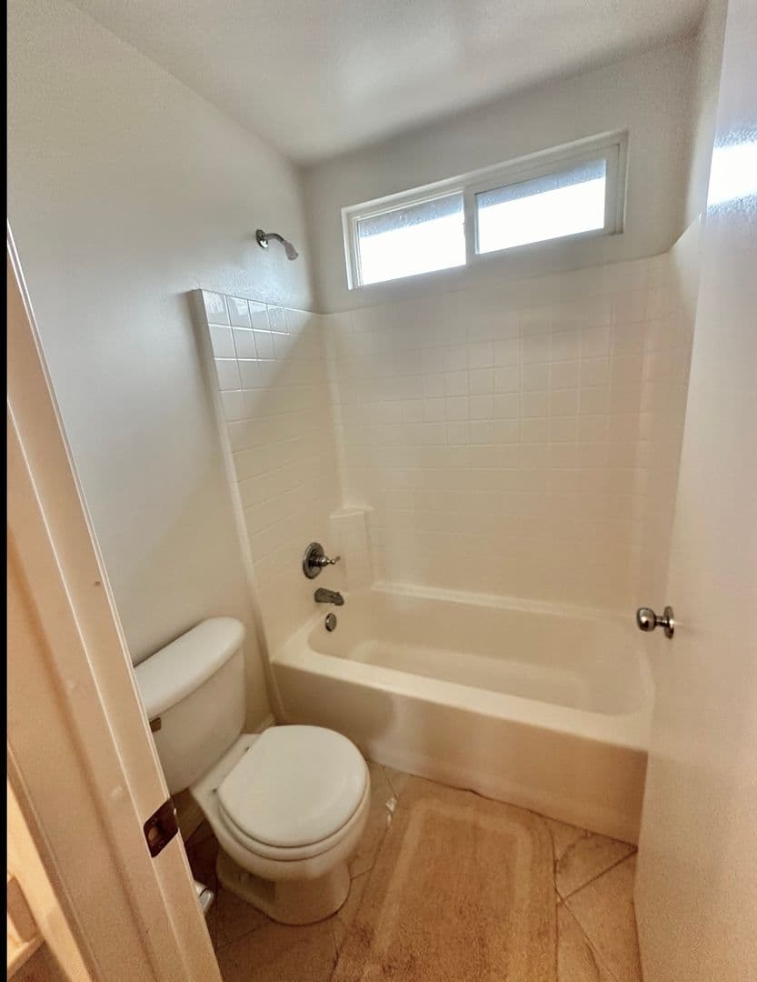 Lake Elsinore House: 18468 Hillview Lane