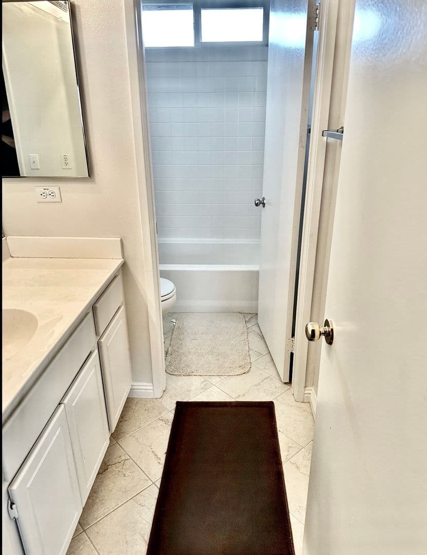 Lake Elsinore House: 18468 Hillview Lane