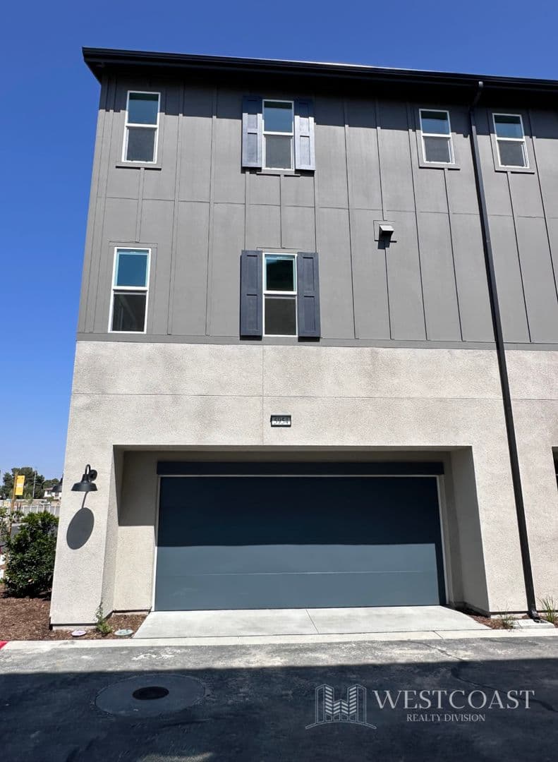 Eastvale House: 5954 Catskills Ct.