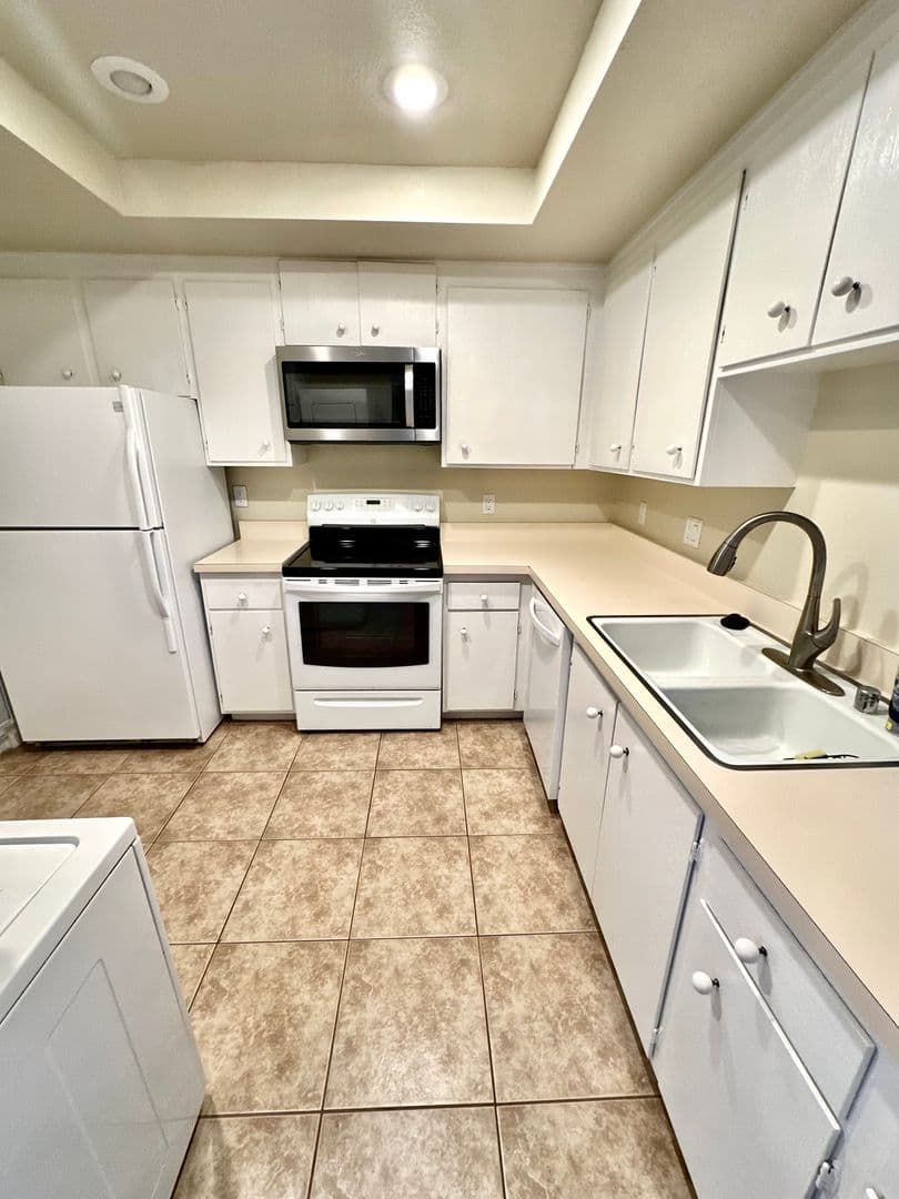 Palm Desert Apartment: 46255 Portola