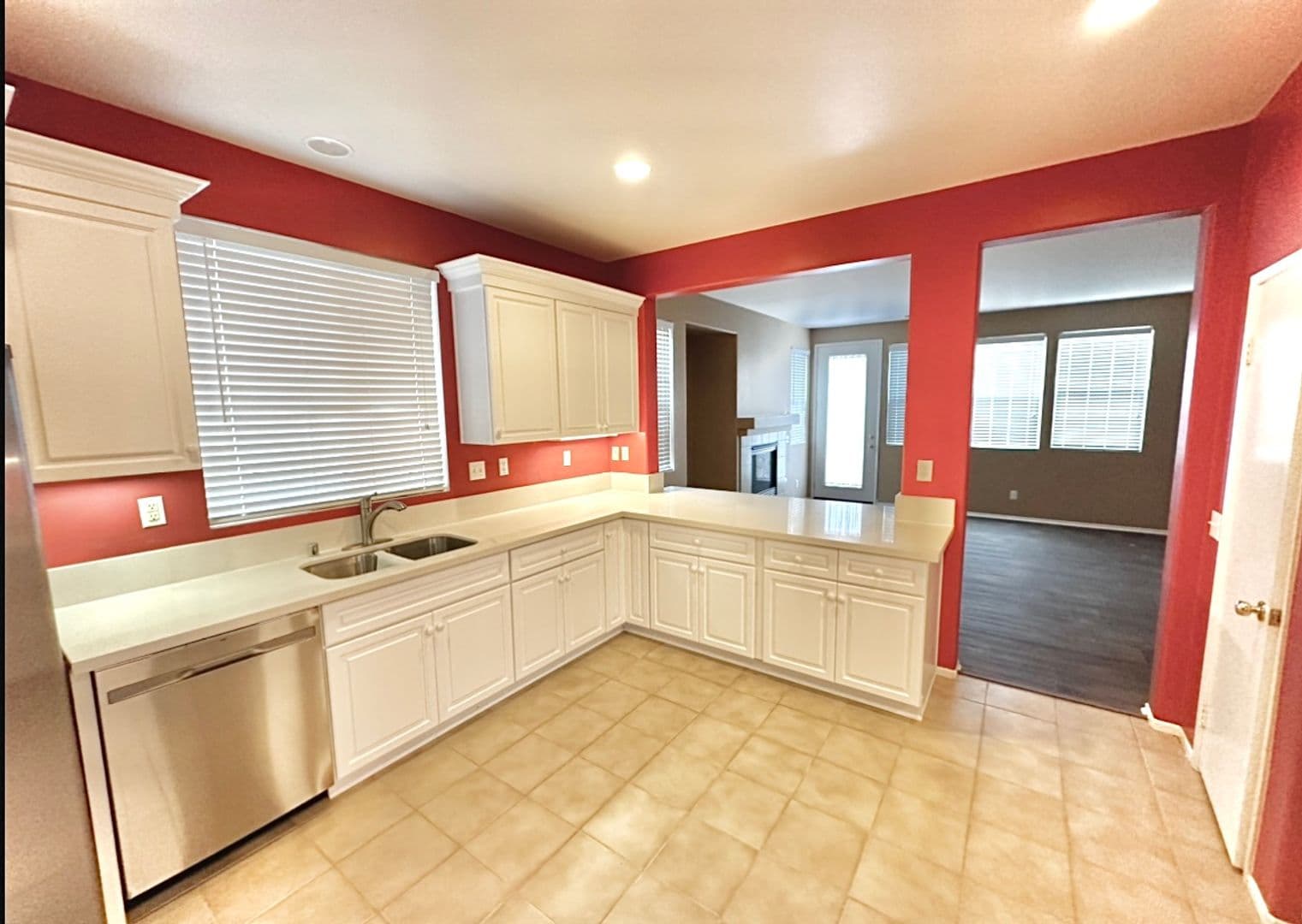 Lake Elsinore House: 18468 Hillview Lane