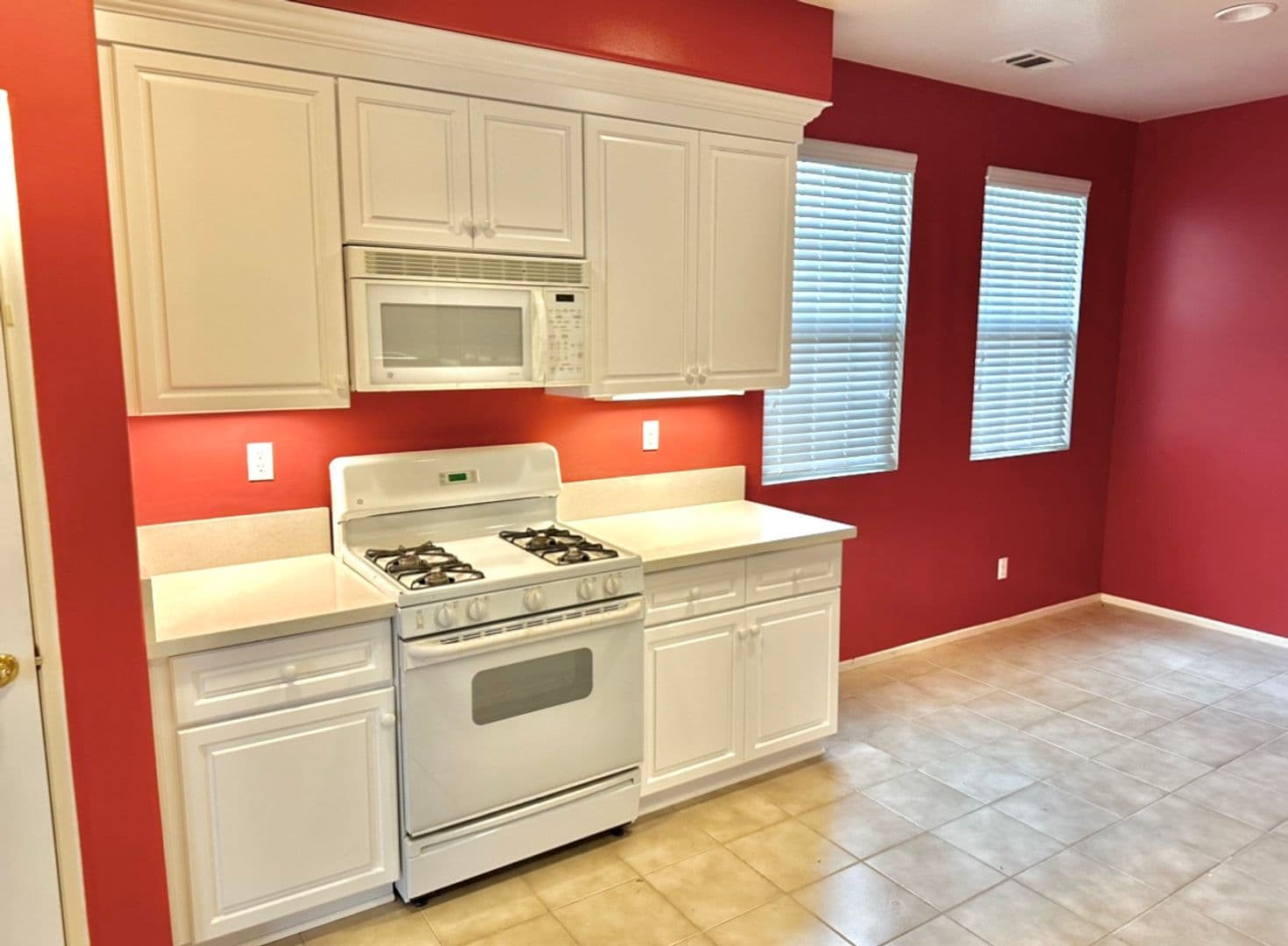 Lake Elsinore House: 18468 Hillview Lane