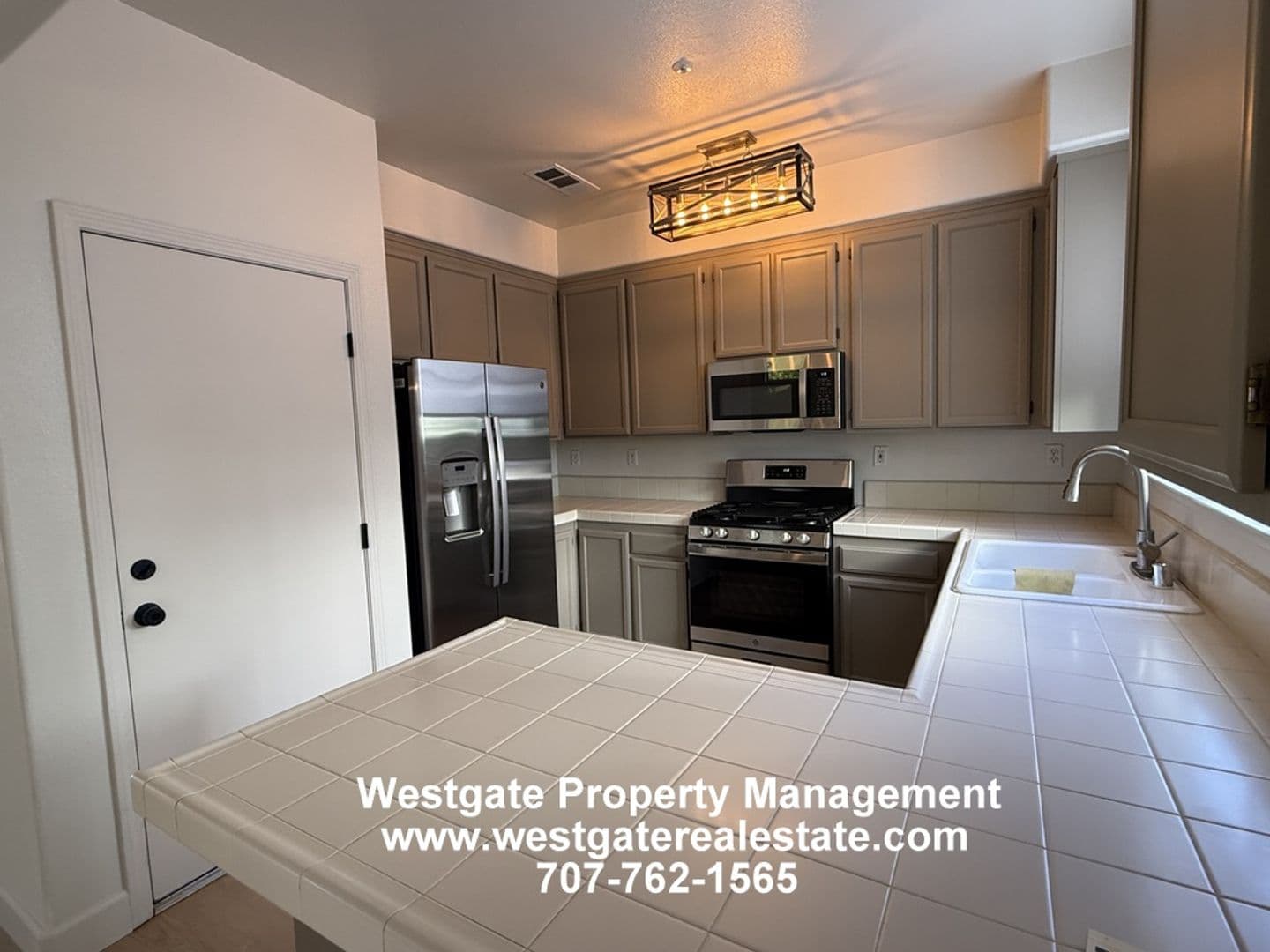 Petaluma House: 2083 Easton Drive