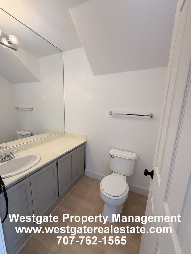 Petaluma House: 2083 Easton Drive