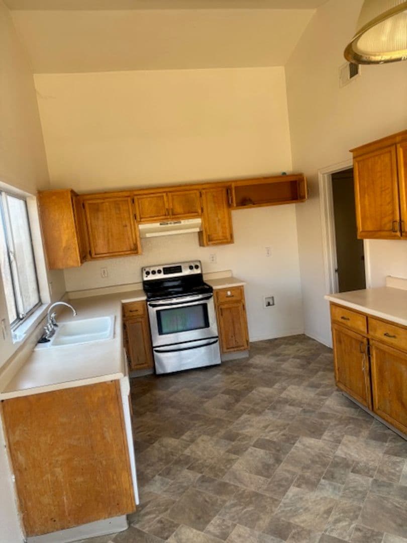 Los Banos House: 865 Place Rd