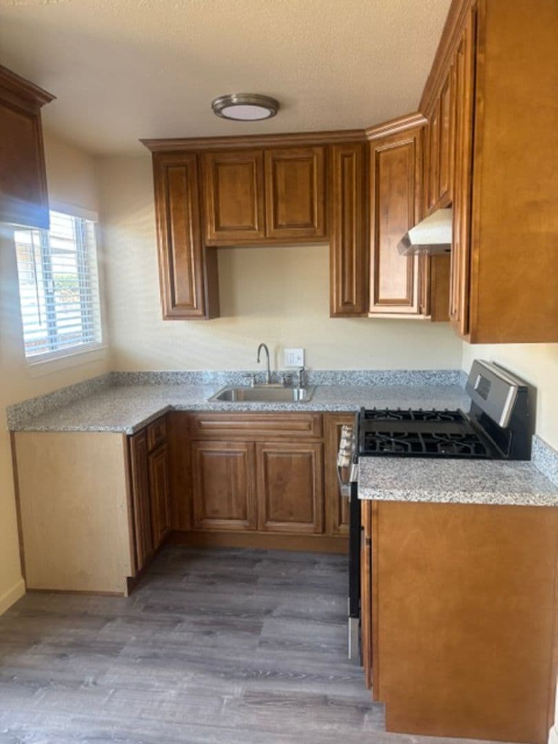 Los Banos Apartment: 520 Pinion Ave