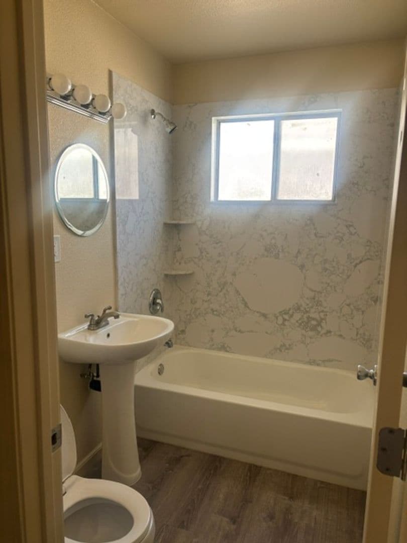 Los Banos Apartment: 520 Pinion Ave