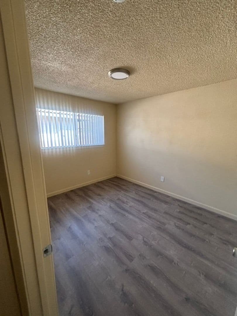 Los Banos Apartment: 520 Pinion Ave