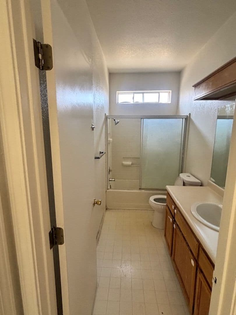 Los Banos House: 865 Place Rd