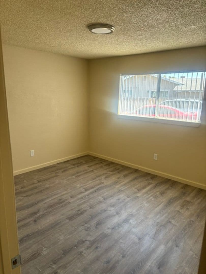 Los Banos Apartment: 520 Pinion Ave