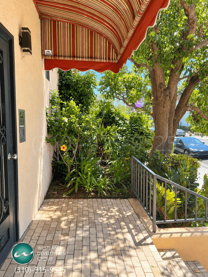 Los Angeles Apartment: 1540 Brockton Avenue